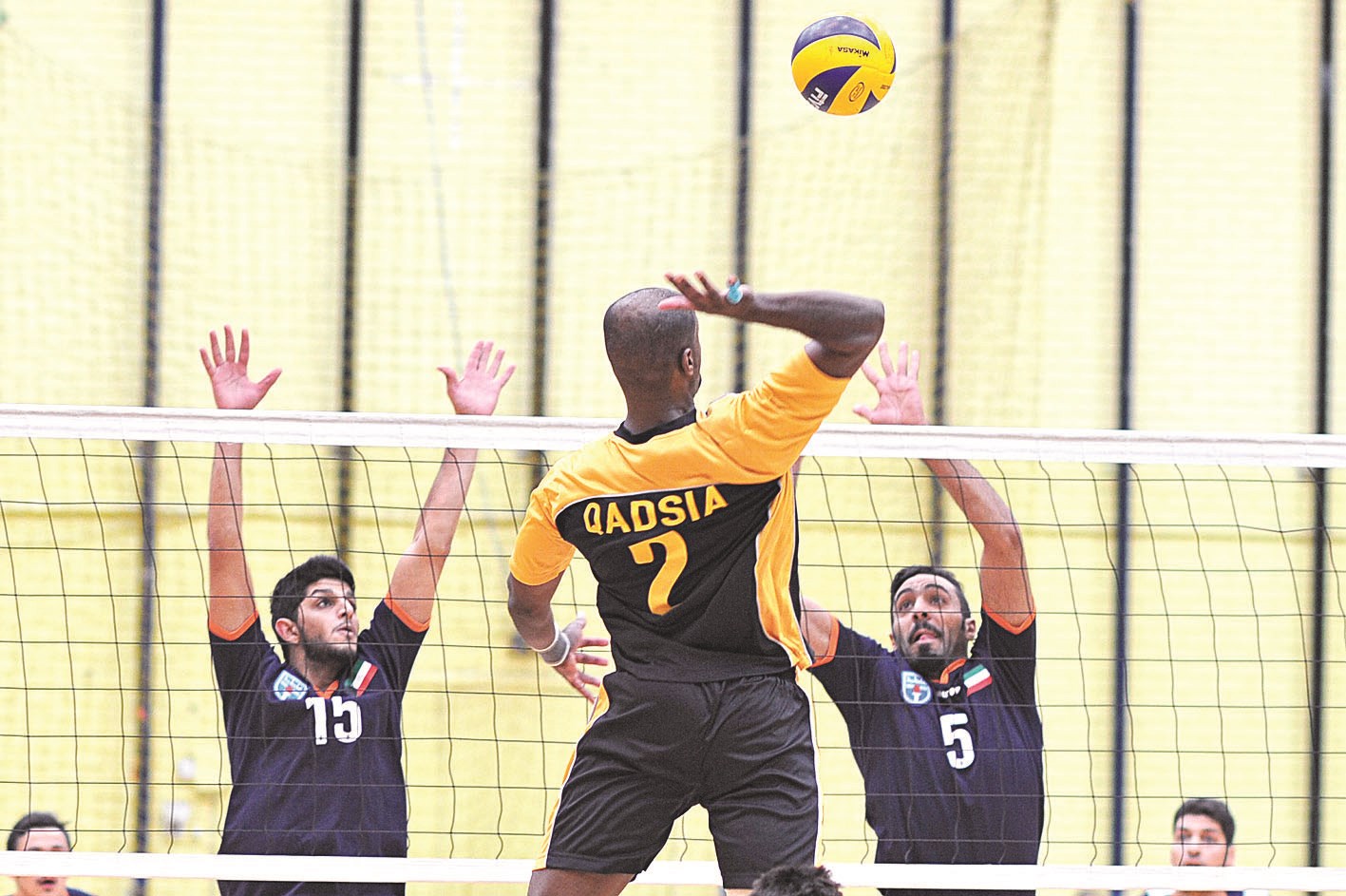 u0633u0644u0637u0627u0646 u0623u062du0645u062f u0646u062cu0645 u0627u0644u0642u0627u062fu0633u064au0629 u064au0636u0631u0628 u0628u0642u0648u0629 u0623u0645u0627u0645 u0643u0627u0638u0645u0629