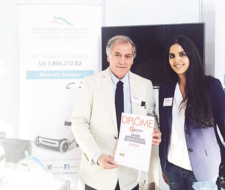 الحسن في جناح المركز في المعرض