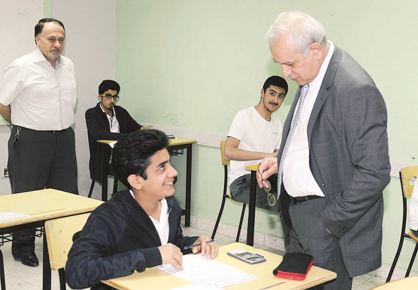 ... ويستفسر من أحد الطلبة عن الاختبار