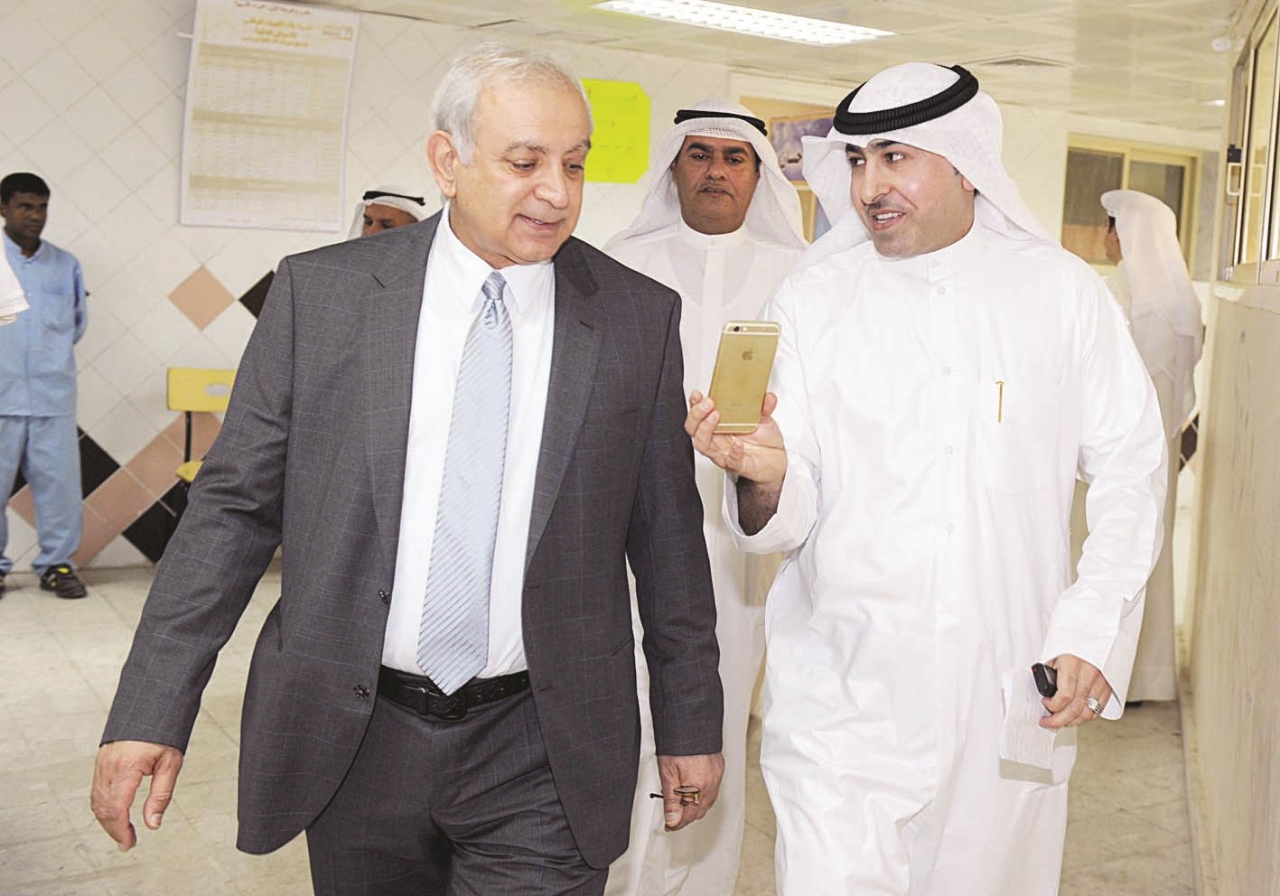 الزميل علي التركي يطلع الوزير على الاجابات المسربة