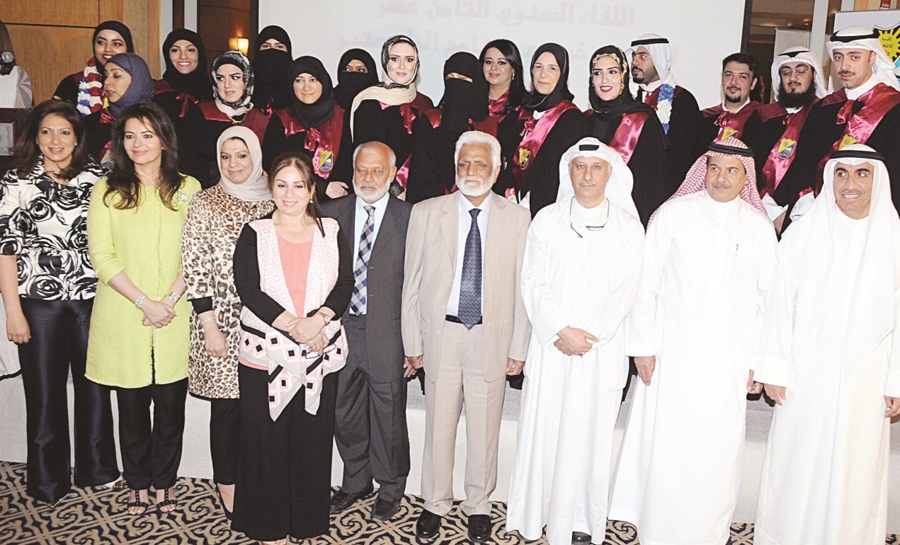 u0644u0642u0637u0629 u062cu0645u0627u0639u064au0629 u0644u0644u062du0636u0648u0631 u0645u0639 u0627u0644u062eu0631u064au062cu064au0646 u0648u0627u0644u062eu0631u064au062cu0627u062a (u062au0635u0648u064au0631 u0643u0631u0645 u0630u064au0627u0628)