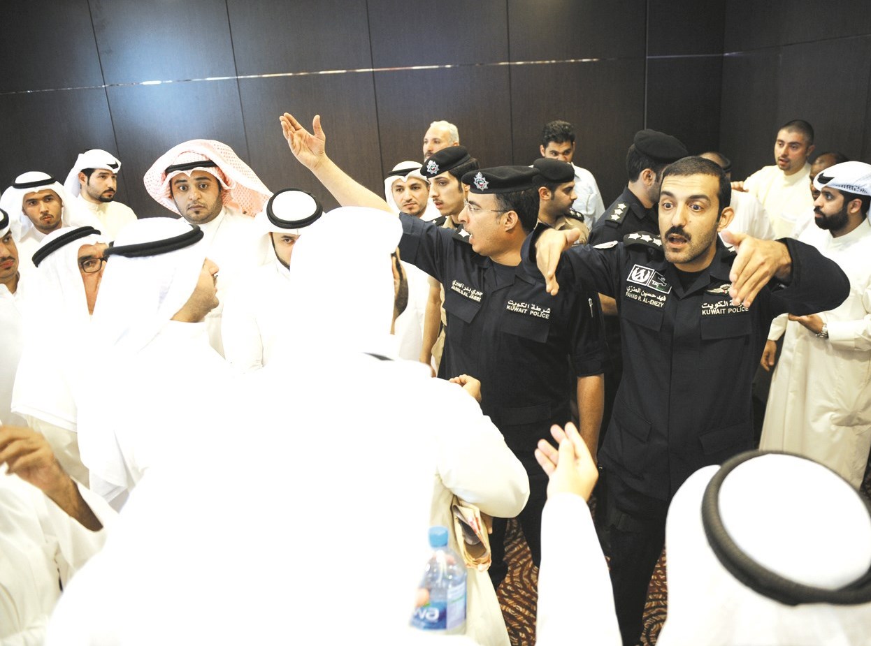 u062du0636u0648u0631 u0631u062cu0627u0644 u0627u0644u0623u0645u0646 u0648u0633u0637 u0627u0644u0645u0634u0627u062fu0627u062a u0627u0644u062du0627u0645u064au0629 b(u062au0635u0648u064au0631 u062cu0644u0627u0644 u0645u0639u0648u0636)