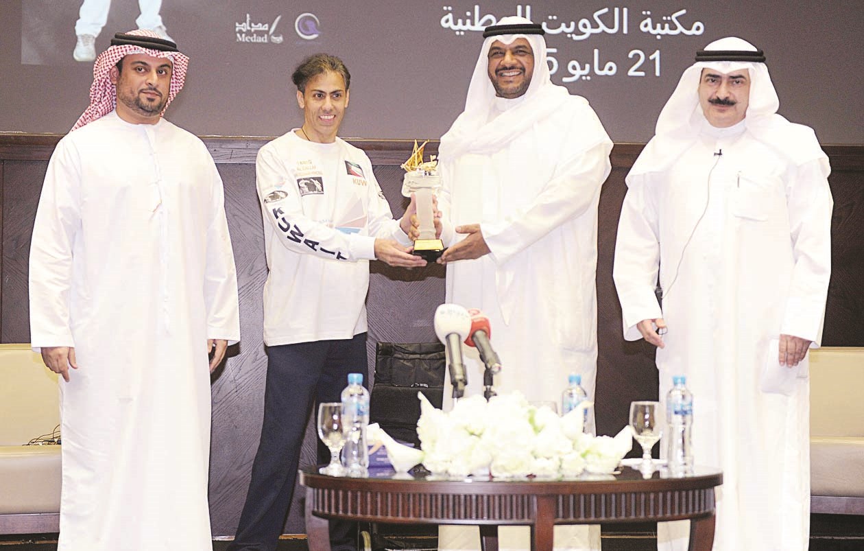 u0627u0644u0642u0644u0627u0641 u064au0642u062fu0645 u062fu0631u0639u0627u064b u062au0630u0643u0627u0631u064au0629 u0644u0644u0645u0646u0635u0648u0631 u0628u062du0636u0648u0631 u0627u0644u0639u0628u062fu0627u0644u062cu0644u064au0644 u0648u0627u0644u0632u0639u0627u0628u064a (u062au0635u0648u064au0631 u0637u0627u0631u0642 u0639u0632u0627u0644u062fu064au0646)