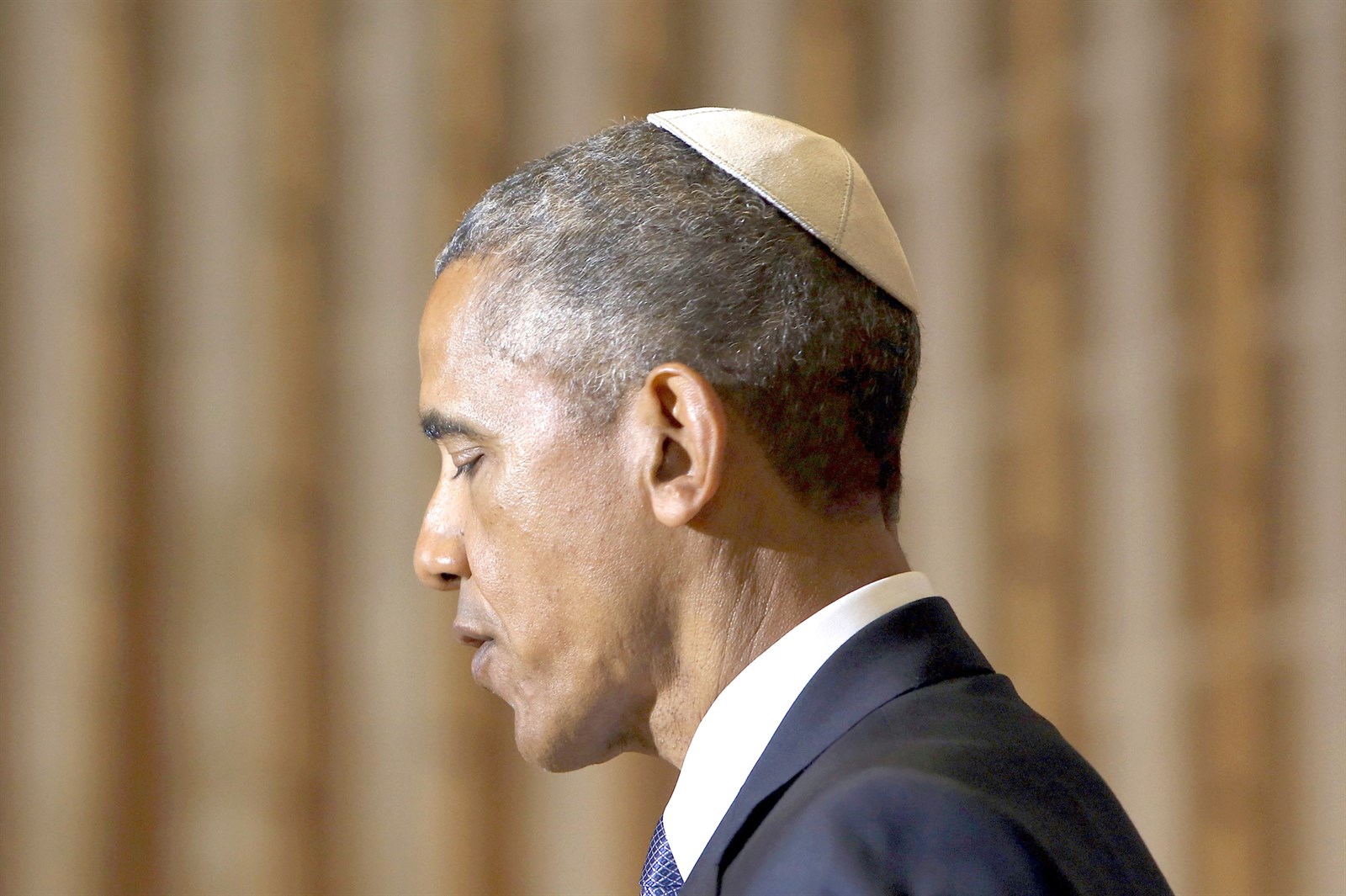 u0623u0648u0628u0627u0645u0627 u064au0631u062au062fu064a u0627u0644u0642u0644u0646u0633u0648u0629 u0627u0644u064au0647u0648u062fu064au0629 u0641u064a u062au062cu0645u0651u0639 u0644u0645u0646u0627u0633u0628u0629 u00abu0634u0647u0631 u0627u0644u062au0631u0627u062b u0627u0644u064au0647u0648u062fu064au00bb u0641u064a u0648u0627u0634u0646u0637u0646   (u0631u0648u064au062au0631u0632)