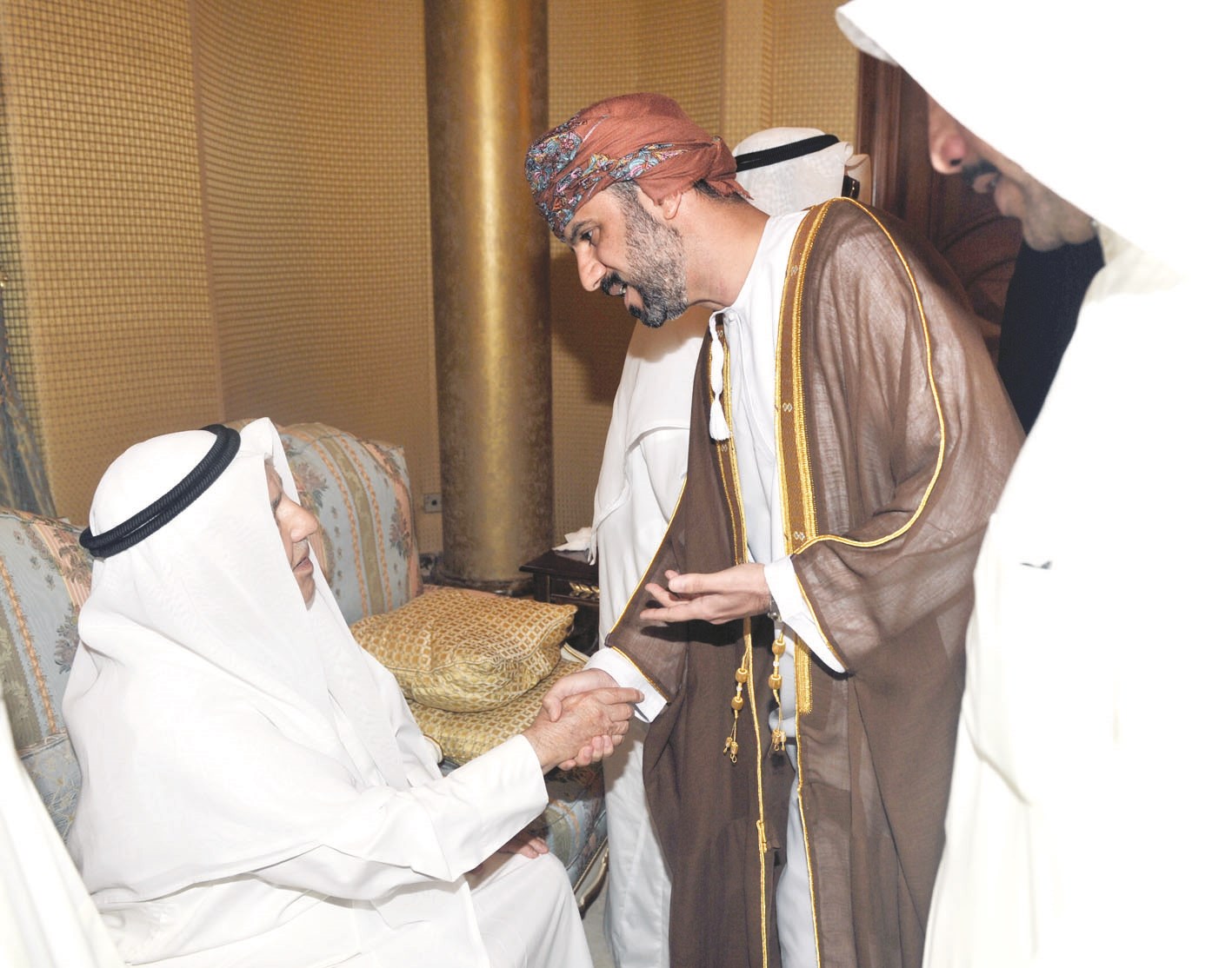 المعولي مقدماً التعازي