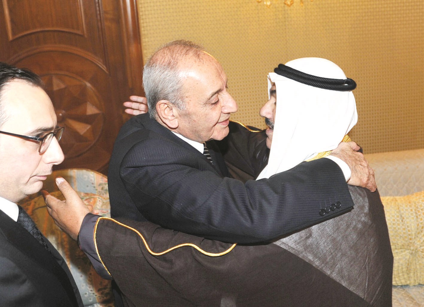ناصر المحمد متلقياً تعازي نبيه بري (تصوير نور هنداوي)