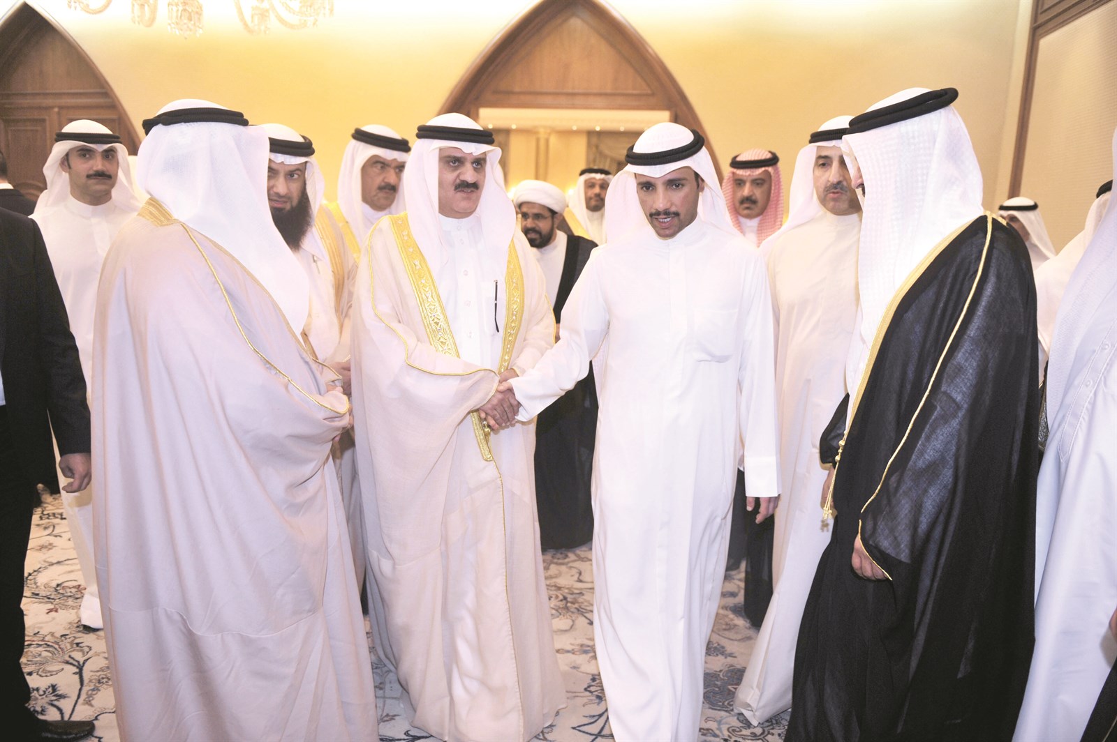 رئيس البرلمان البحريني يقدم واجب العزاء