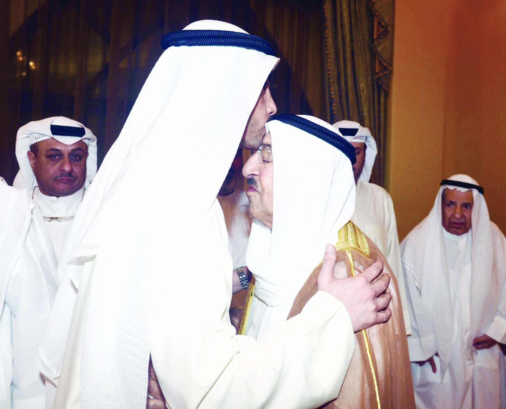 u0642u062fu0645 u0633u0645u0648 u0623u0645u064au0631 u0627u0644u0628u0644u0627u062f u0627u0644u0634u064au062e u0635u0628u0627u062d u0627u0644u0623u062du0645u062f u0623u0645u0633 u0648u0627u062cu0628 u0627u0644u0639u0632u0627u0621 u0625u0644u0649 u0623u0633u0631u0629 u0627u0644u062eu0631u0627u0641u064a u0628u0648u0641u0627u0629 u0627u0644u0645u063au0641u0648u0631 u0644u0647 u0631u0626u064au0633 u0645u062cu0644u0633 u0627u0644u0623u0645u0629 u0627u0644u0633u0627u0628u0642 u062cu0627u0633u0645 u0627u0644u062eu0631u0627u0641u064au060c u0645u0633u062au0630u0643u0631u0627u064b u0633u0645u0648u0647 u0645u0627 u0642u062fu0645u0647 u0627u0644u0641u0642u064au062f u0645u0646 u0645u0622u062bu0631 u062eu0627u0644u062fu0629 u0648u0623u0639u0645u0627u0644 u062cu0644u064au0644u0629 u0641u064a u0645u0633u064au0631u0629 u062du0627u0641u0644u0629 u0628u0627u0644u0639u0637u0627u0621.rnrnu0648u0641u064a u0627u0644u0635u0648u0631u0629 (u062au0635u0648u064au0631 u0645u0648u0633u0649 u0639u064au0627u0634) u0627u0644u0631u0626u064au0633 u0645u0631u0632u0648u0642 u0627u0644u063au0627u0646u0645 u064au0642u0628u0644 u062cu0628u064au0646 u0627u0644u0634u064au062e u0635u0628u0627u062d. 