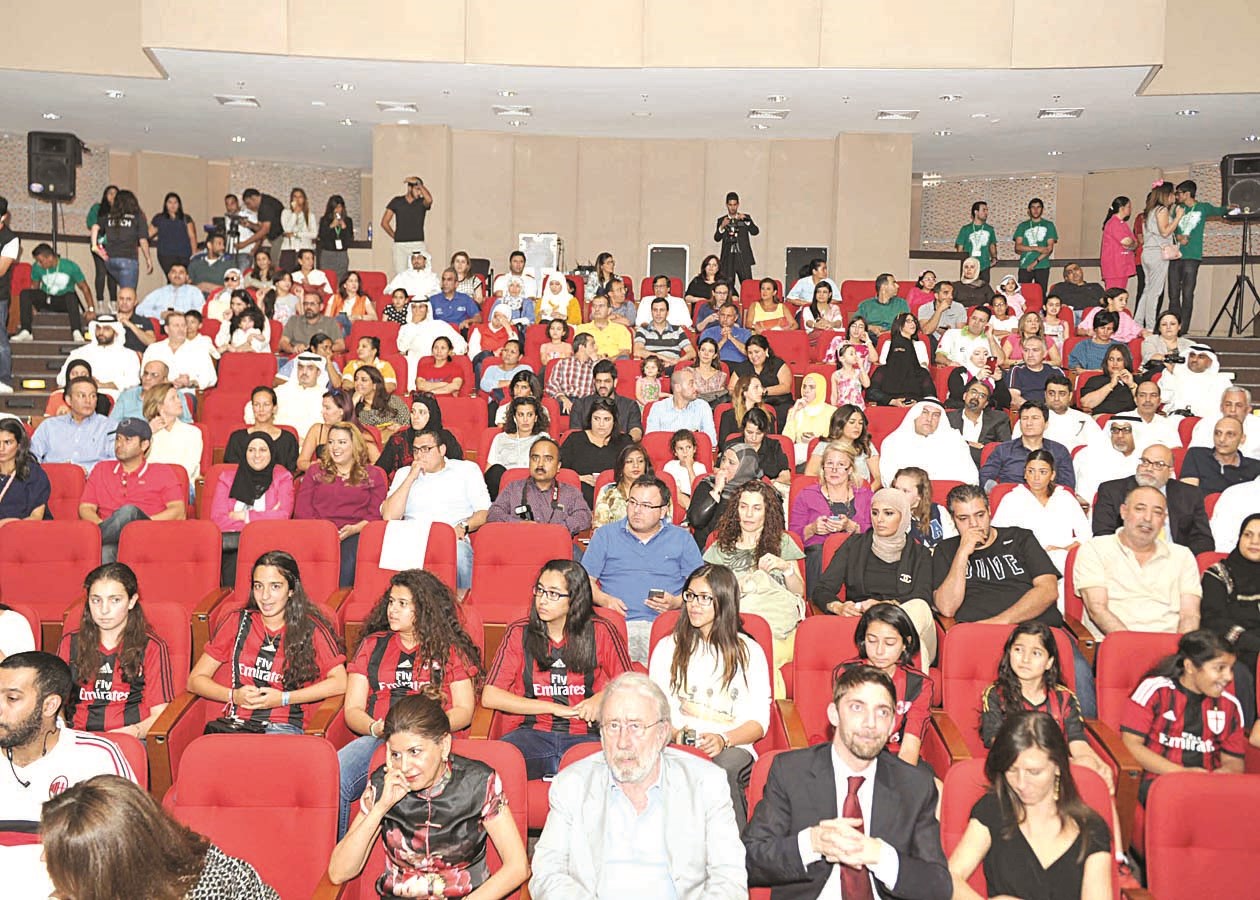 أسر اللاعبين يتابعون وقائع الحفل