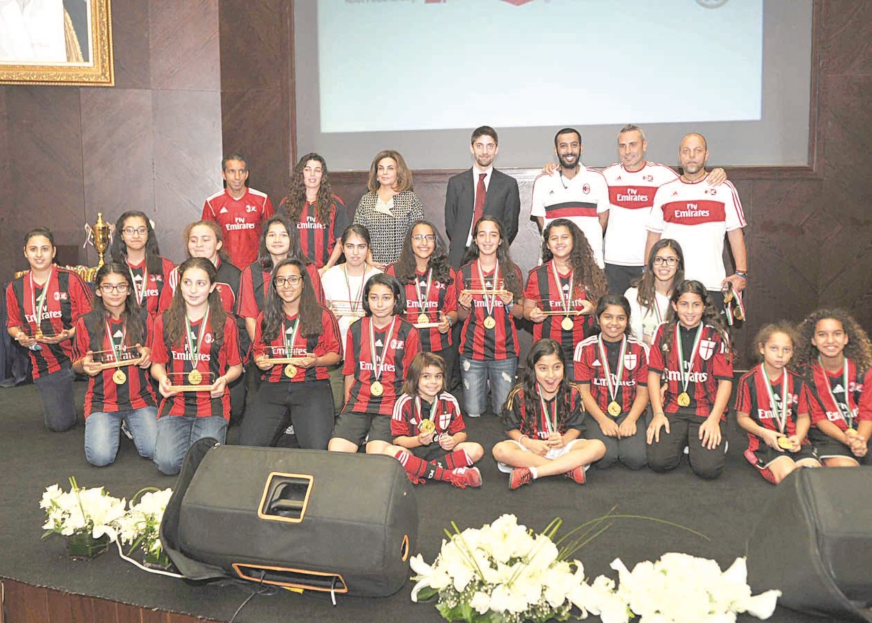 u0641u0631u064au0642 u0627u0644u0641u062au064au0627u062a u0627u0644u0641u0627u0626u0632 u0641u064a u0644u0642u0637u0629 u062au0630u0643u0627u0631u064au0629 u0645u0639 u0627u0644u0633u0641u064au0631 u0627u0644u0625u064au0637u0627u0644u064a (u062au0635u0648u064au0631 u0633u0639u062f u0647u0646u062fu0627u0648u064a )