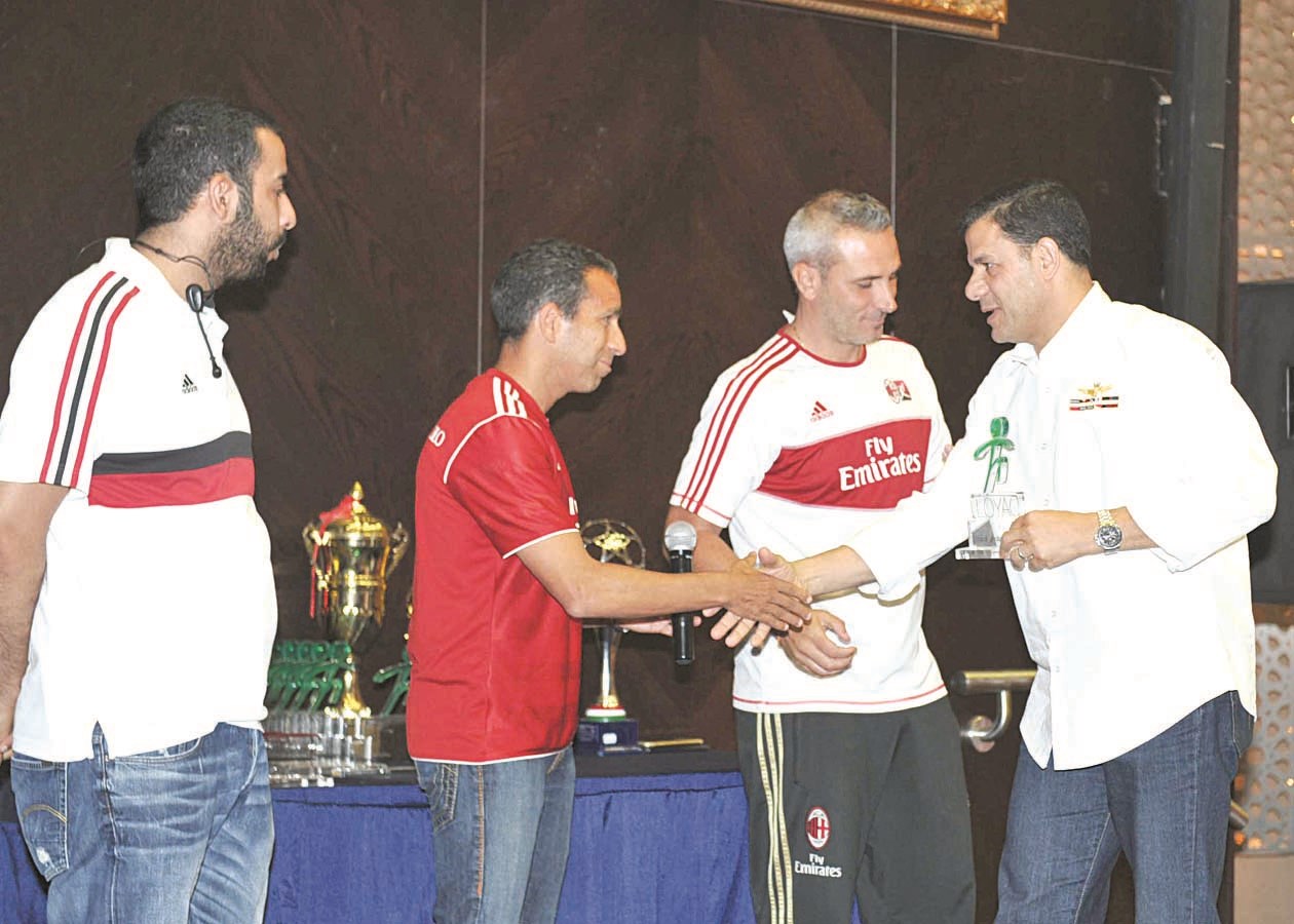 تكريم ولي أمر أحد لاعبي فريق الشباب