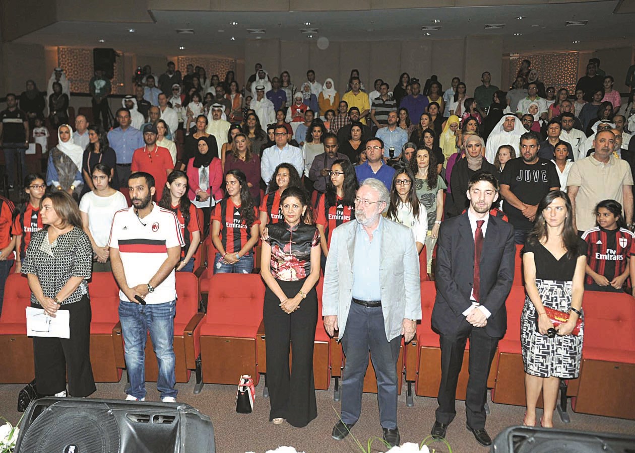 السفير الإيطالي وحرمه خلال عزف النشيد الوطني