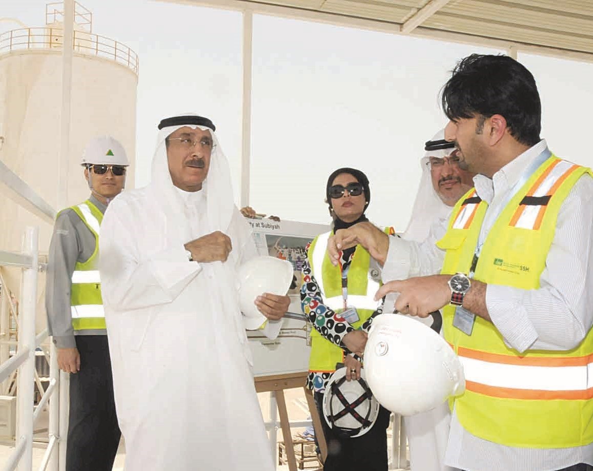 الوزير يستمع لشرح من أحد المهندسين