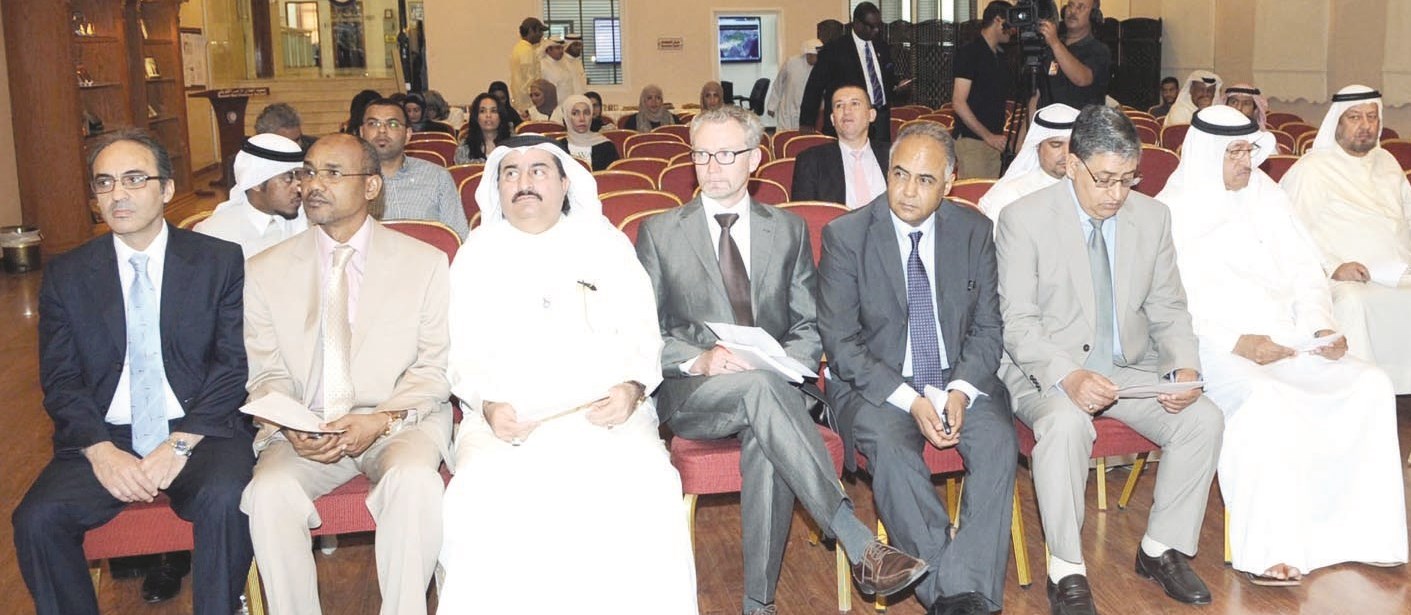 u062cu0627u0646u0628 u0645u0646 u0627u0644u062du0636u0648u0631 (u062au0635u0648u064au0631 u0643u0631u0645 u0630u064au0627u0628 )