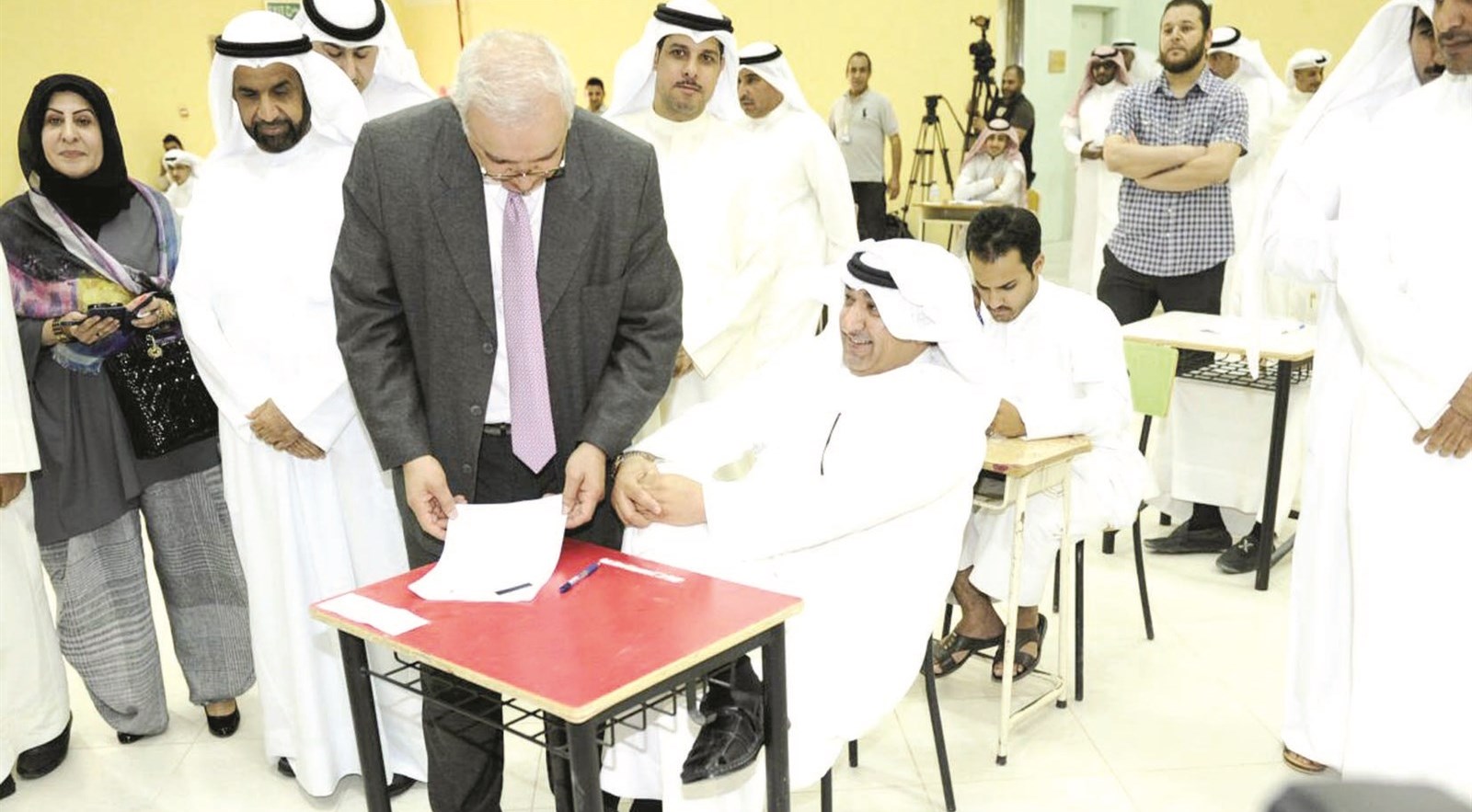 u0637u0627u0644u0628 u0641u064a u0627u0644u062au0639u0644u064au0645 u0627u0644u0645u0633u0627u0626u064a u064au0636u0639 u0633u0627u0642u0627u064b u0639u0644u0649 u0633u0627u0642 u0648u0627u0644u0648u0632u064au0631 u064au0637u0644u0639 u0639u0644u0649 u0648u0631u0642u062au0647 (u062au0635u0648u064au0631 u0646u0627u064au0641 u0627u0644u0639u0642u0644u0629)