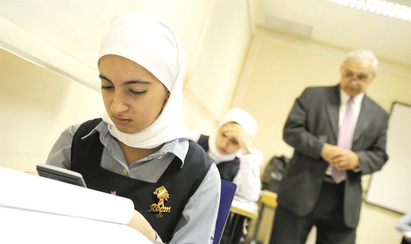 ... ويتفقد لجنة أخرى للبنات