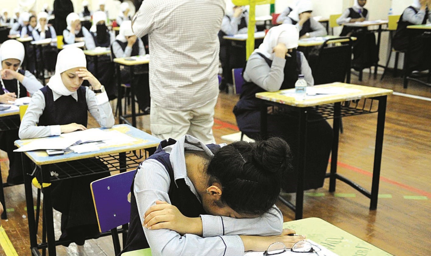 طالبة في الصف العاشر ترفض التصوير