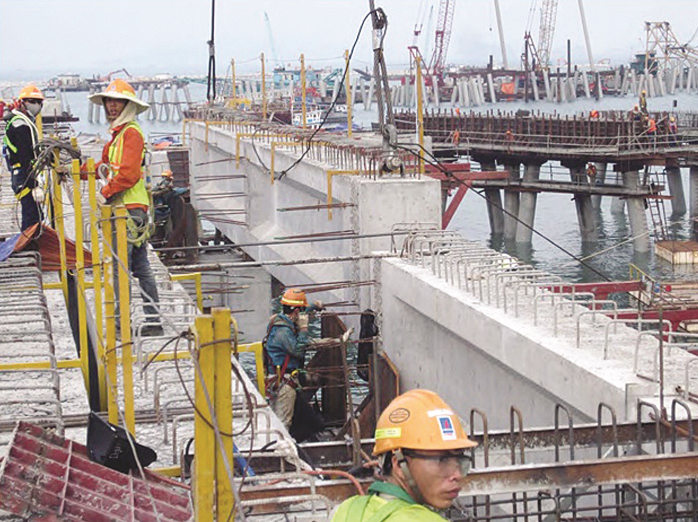 الأعمال على قدم وساق في المصفاة