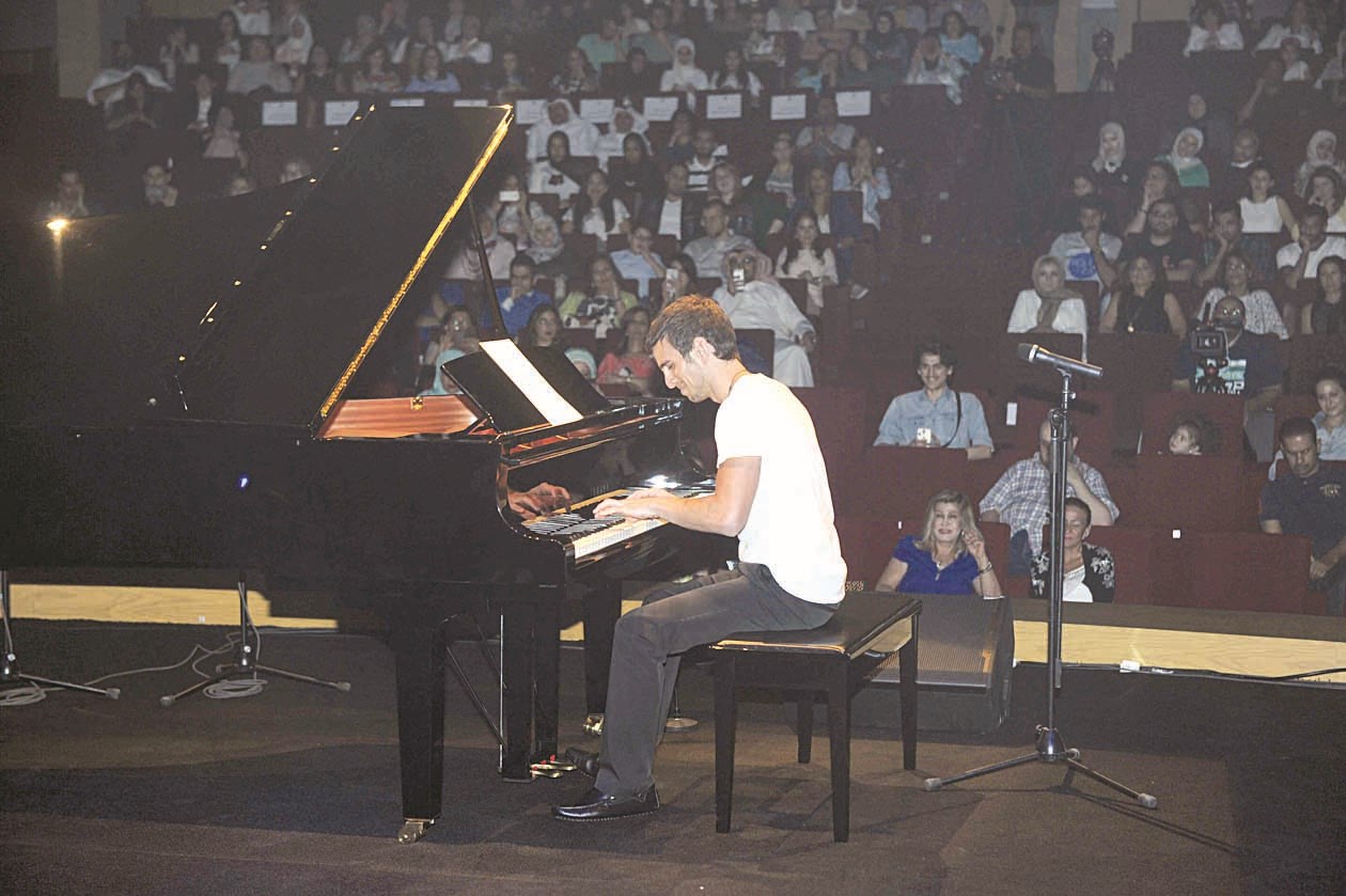 عزف... وتفاعل جماهيري (تصوير طارق عزالدين)