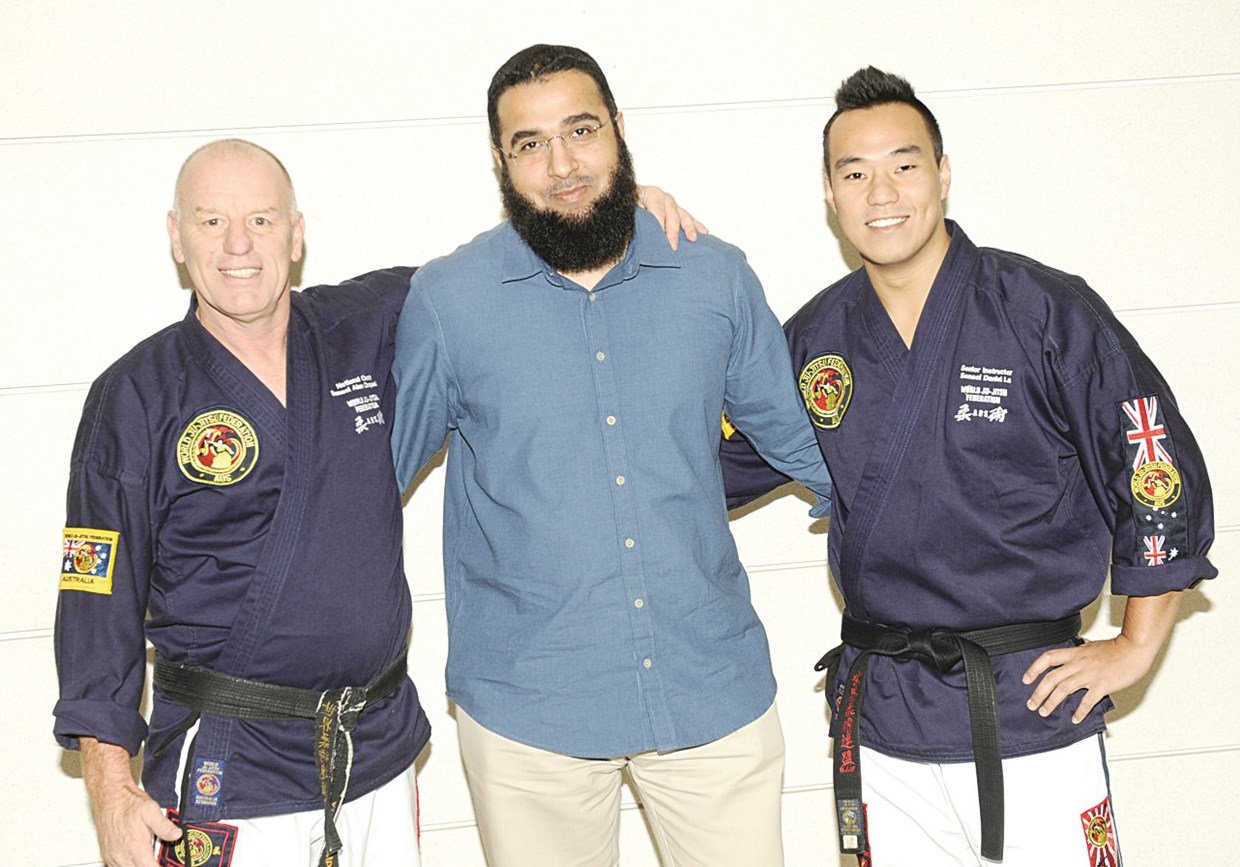 الدكتور قتيبة العلي متوسطاً كامبل وتلميذه