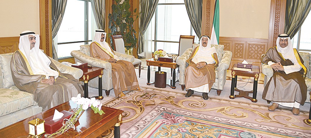 سمو الأمير مستقبلاً بحضور ولي العهد جابر المبارك ويوسف العلي
