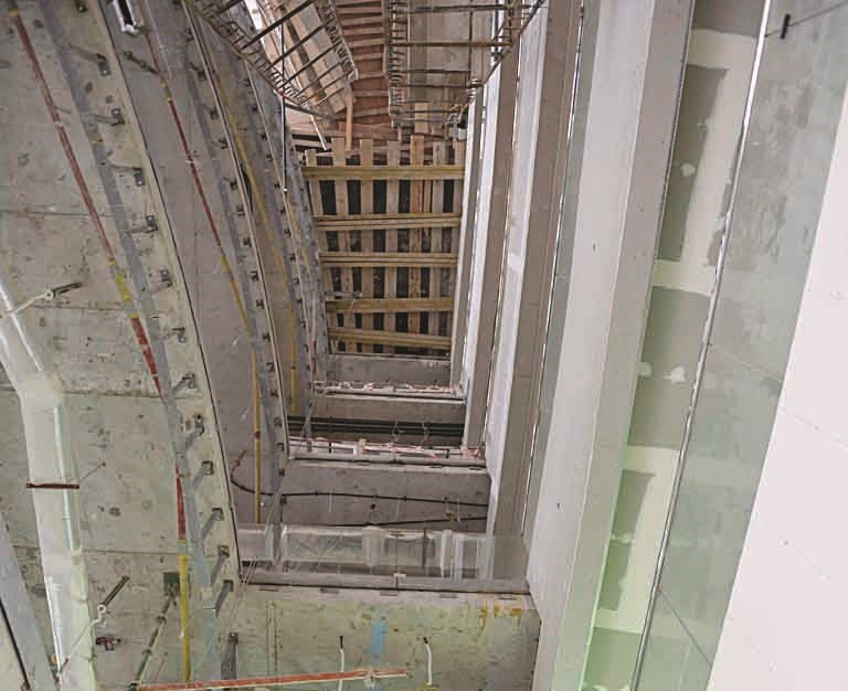 المبنى من 5 طبقات