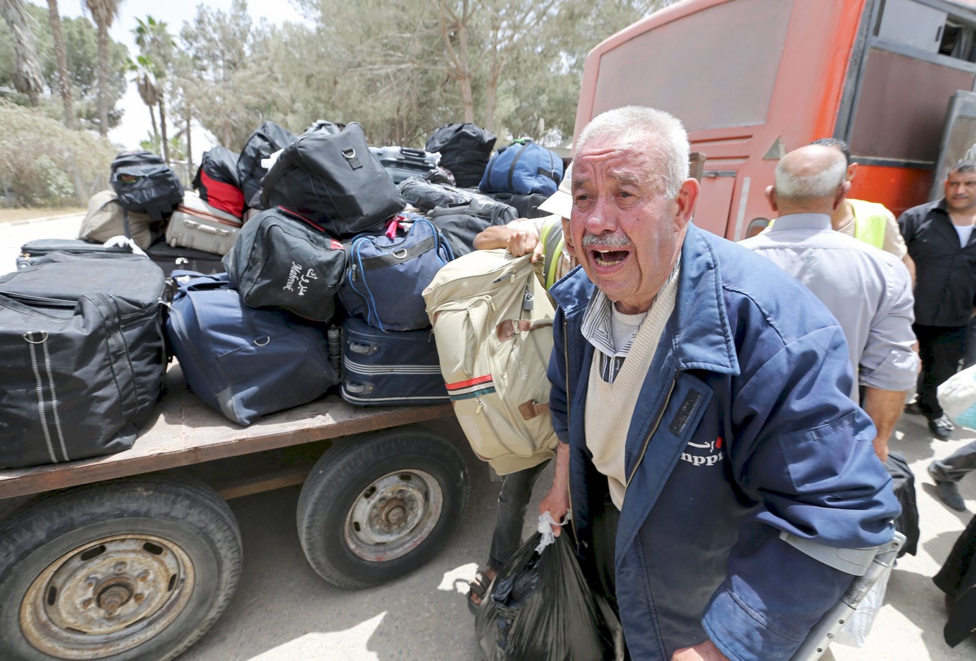 u0641u0644u0633u0637u064au0646u064a u064au0628u0643u064a u0641u0631u062du0627u064b u0628u0639u062f u0639u0648u062fu062au0647 u0645u0646 u0645u0635u0631 u0625u0644u0649 u063au0632u0629 u0623u0645u0633 (u0631u0648u064au062au0631u0632)