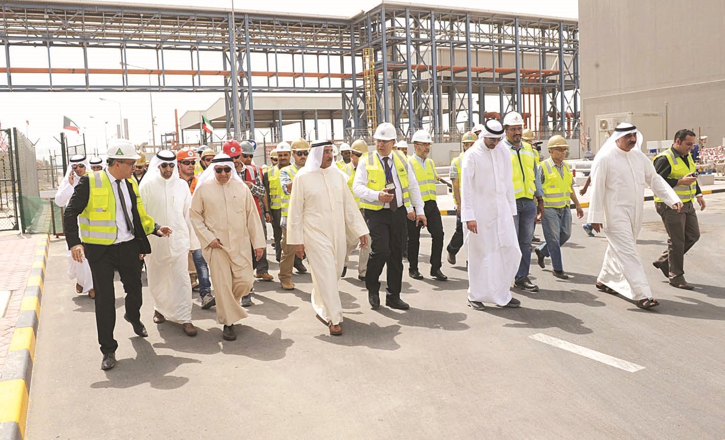 u0627u0644u0648u0632u064au0631 u0627u0644u062cu0633u0627u0631 u0648u0645u0633u0624u0648u0644u064a u0627u0644u0648u0632u0627u0631u0629 u062eu0644u0627u0644 u0627u0644u062cu0648u0644u0629 u0641u064a u0627u0644u0645u062du0637u0629  (u062au0635u0648u064au0631 u062cu0644u0627u0644 u0645u0639u0648u0636)