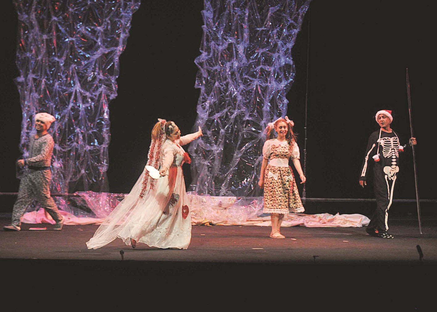 من مسرحية «أليس في بلاد العجائب»   (تصوير سعد هنداوي)