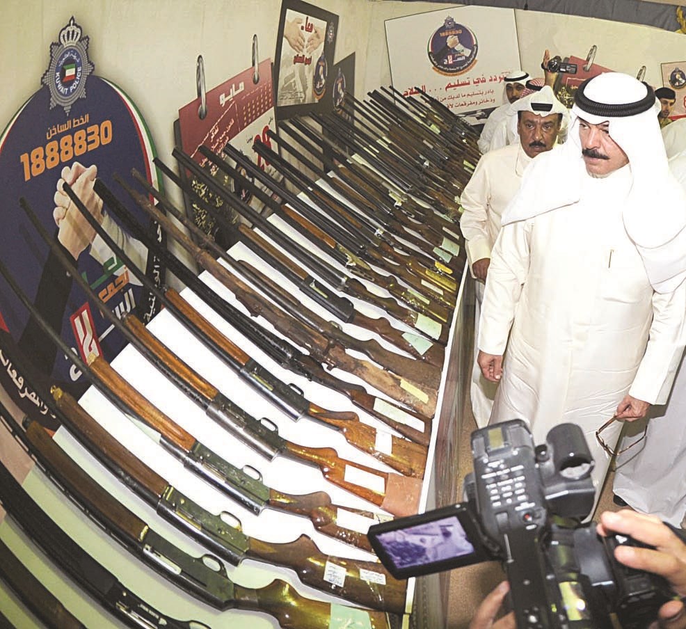 الوزير الخالد يطلع على الأسلحة التي سلمها المواطنون