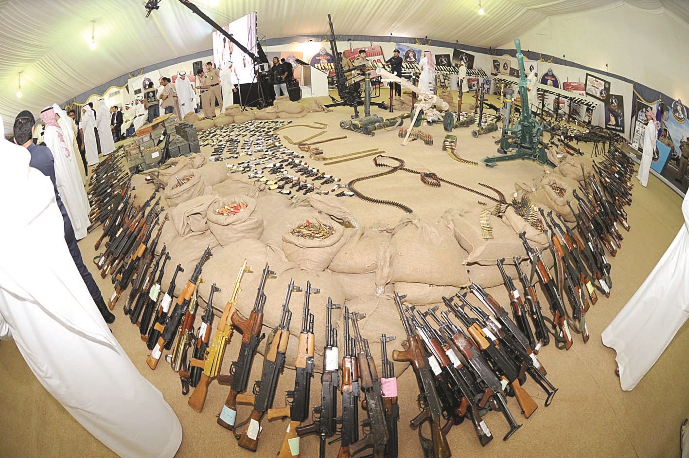 جانب من كميات الأسلحة التي جمعت خلال الحملة (تصوير طارق عزالدين)