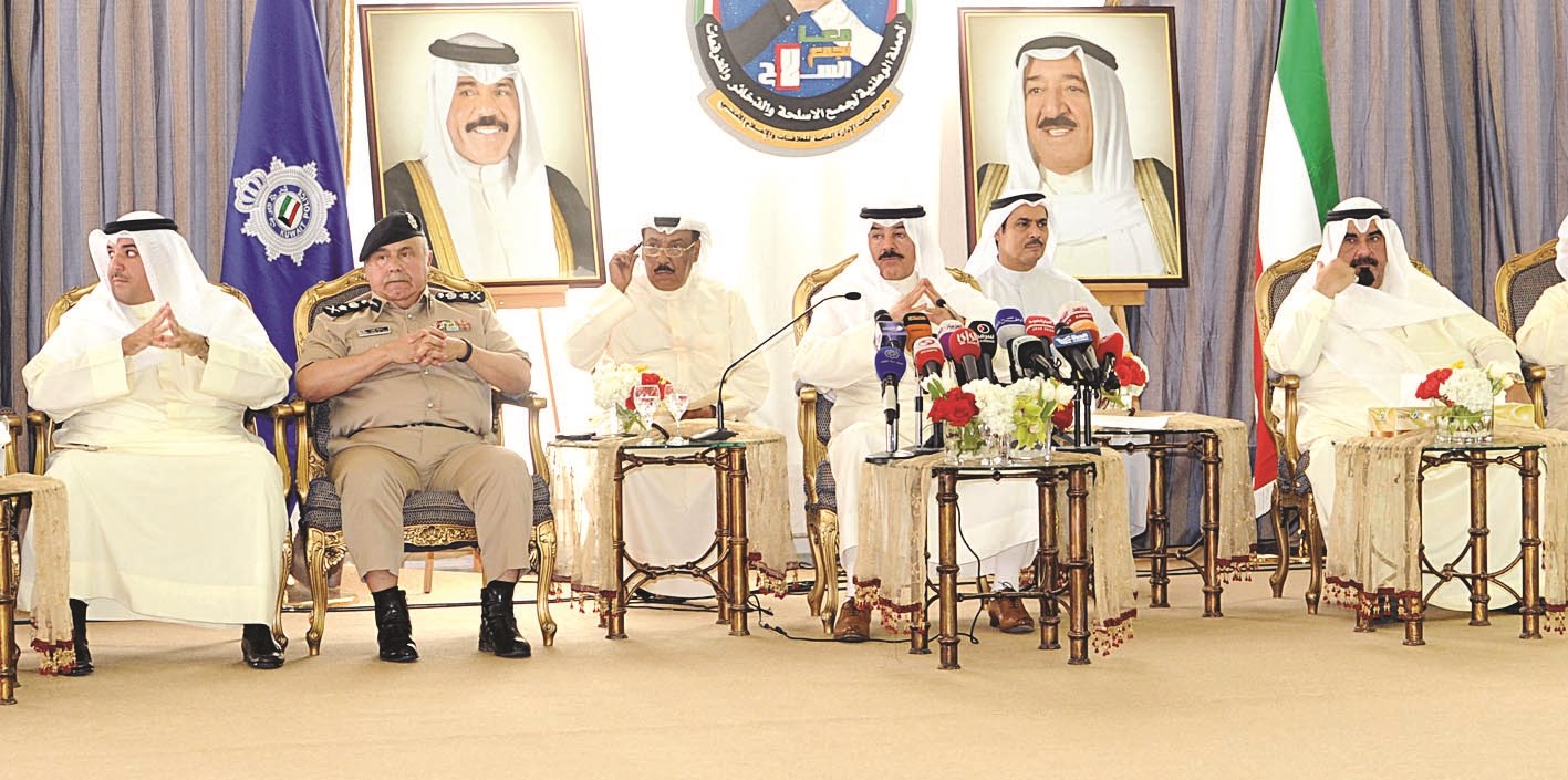 الوزير متوسطا قيادات «الداخلية»