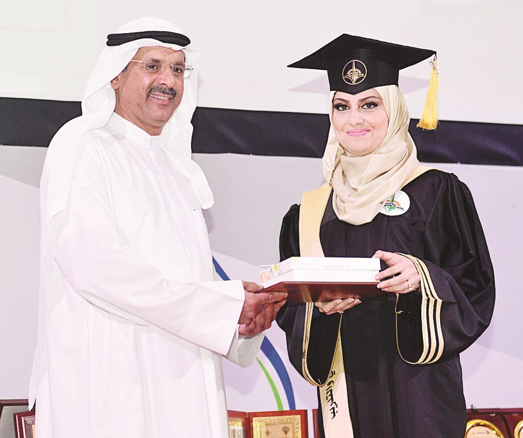 تكريم الطالبة فاطمة موسى عياش