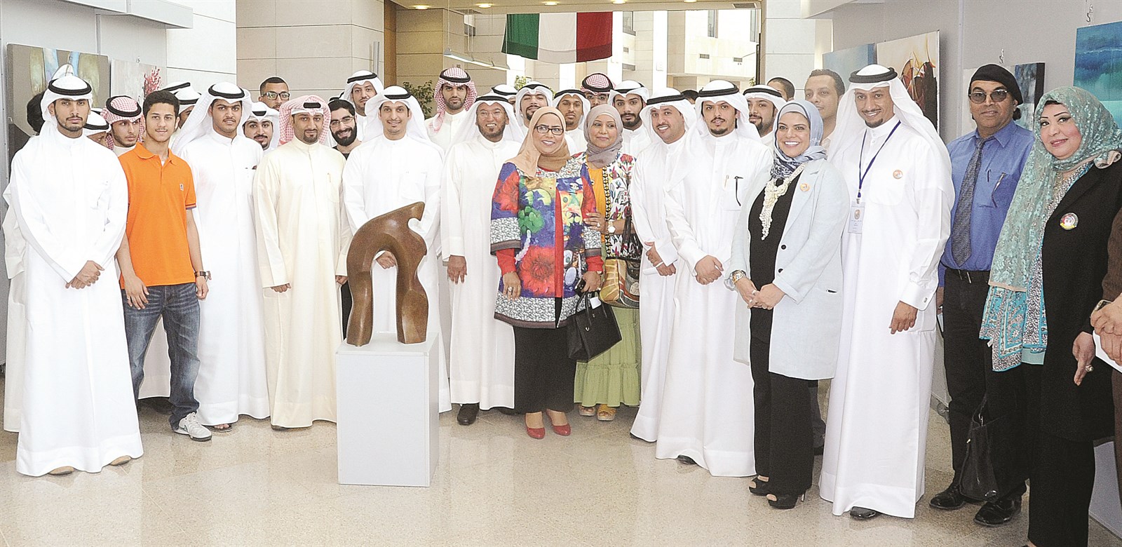 u0635u0648u0631u0629 u062cu0645u0627u0639u064au0629 u0641u064a u0627u0644u0645u0639u0631u0636 (u062au0635u0648u064au0631 :u0637u0627u0631u0642 u0639u0632 u0627u0644u062fu064au0646)