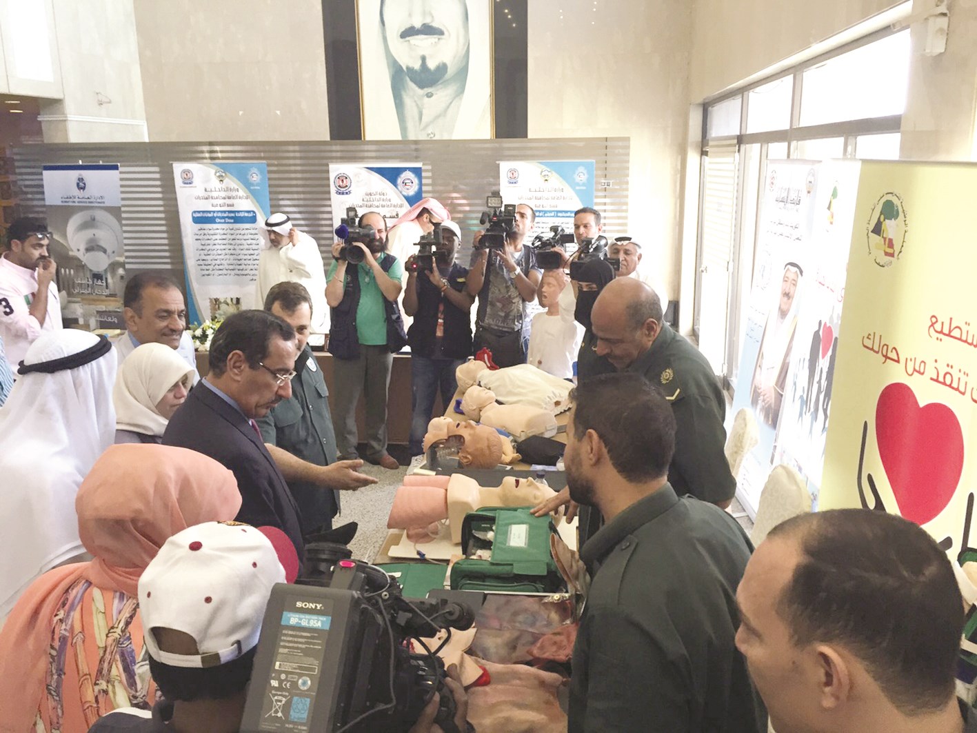 ... ويطلع على المعرض التوعوي المرافق للاحتفالية