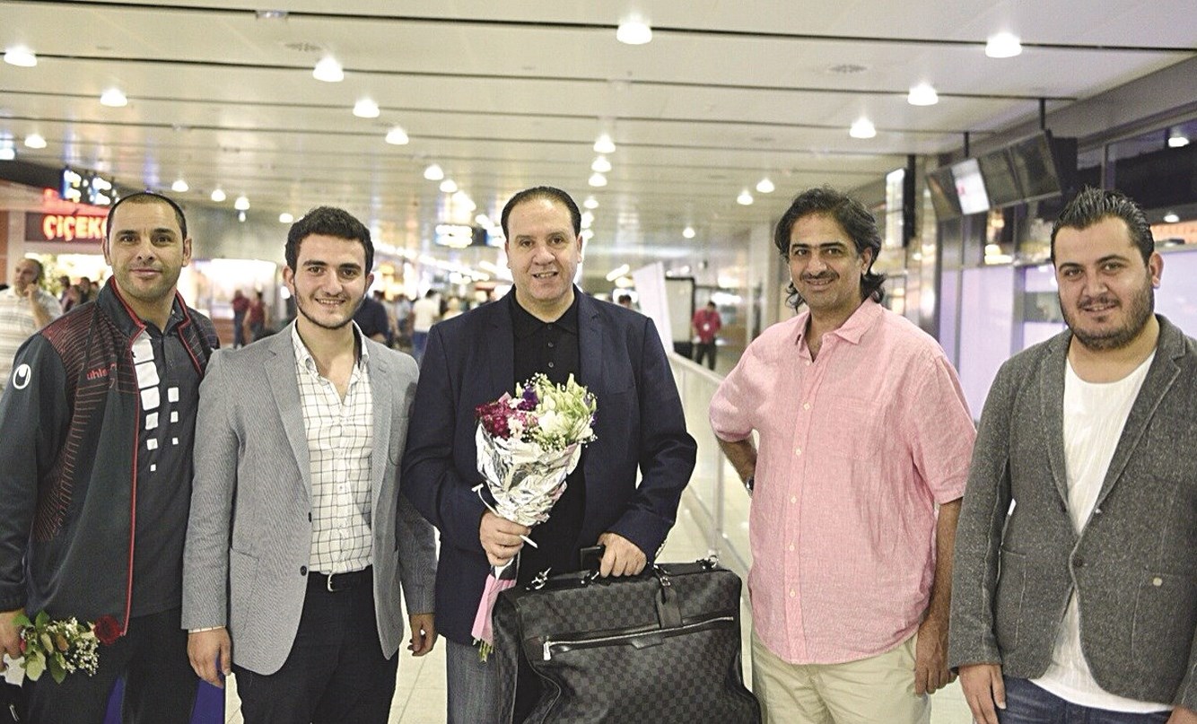 مجموعة من سكان بلدة مالطبي التركية في استقبال نبيل معلول في المطار