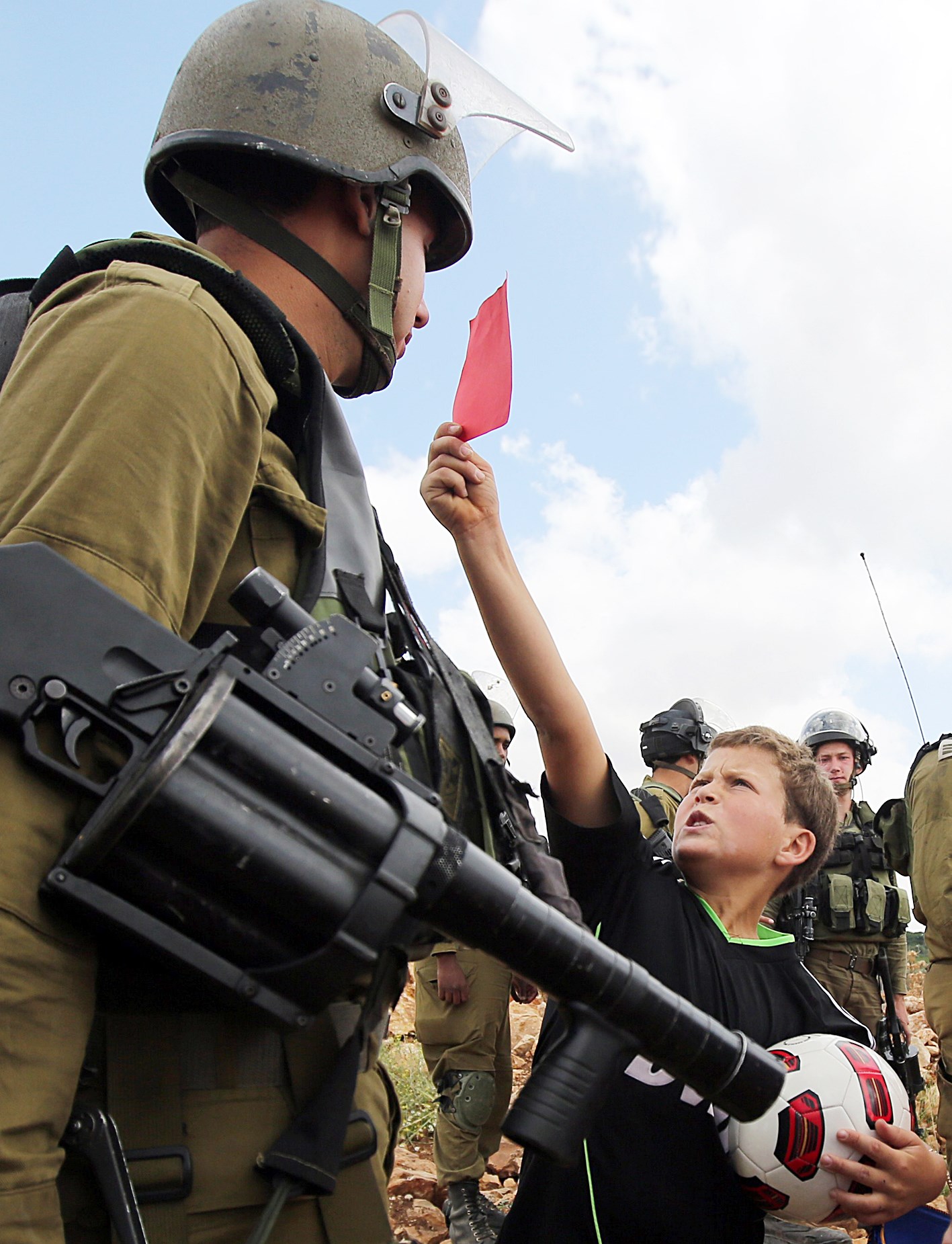 u0648u0644u062f u0641u0644u0633u0637u064au0646u064a u064au0631u0641u0639 u0648u0631u0642u0629 u062du0645u0631u0627u0621 u0641u064a u0627u0644u0636u0641u0629 u0623u0645u0633 u0628u0648u062cu0647 u062cu0646u062fu064a u0625u0633u0631u0627u0626u064au0644u064a (u0623 u0641 u0628)