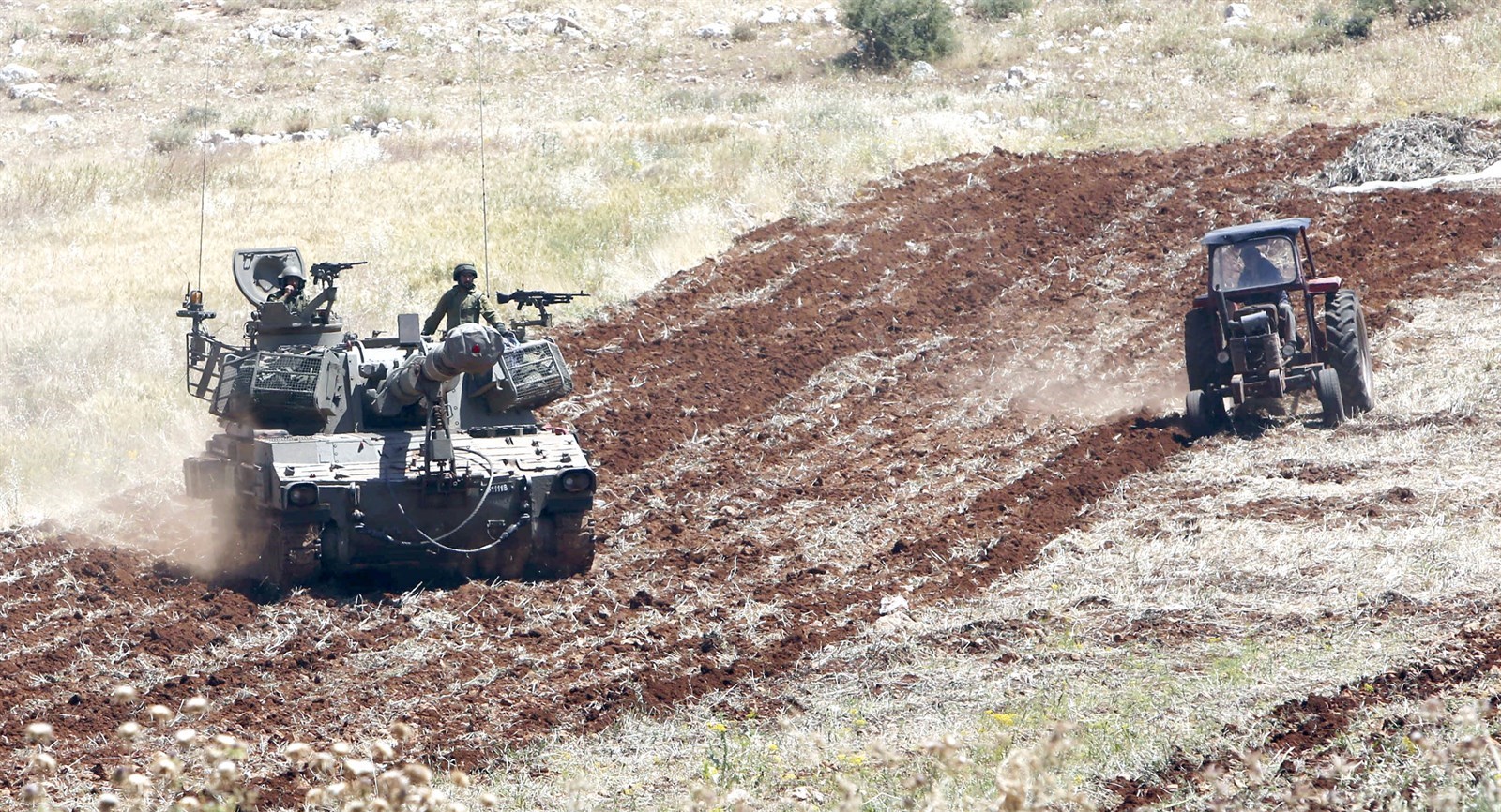 u0645u0632u0627u0631u0639 u0641u0644u0633u0637u064au0646u064a u064au062du0631u062b u0623u0631u0636u0647 u0642u0631u0628 u062fu0628u0627u0628u0629 u0625u0633u0631u0627u0626u064au0644u064au0629 u062eu0644u0627u0644 u0645u0646u0627u0648u0631u0629 u0639u0633u0643u0631u064au0629 u0634u0631u0642 u0646u0627u0628u0644u0633 b(u0631u0648u064au062au0631u0632)