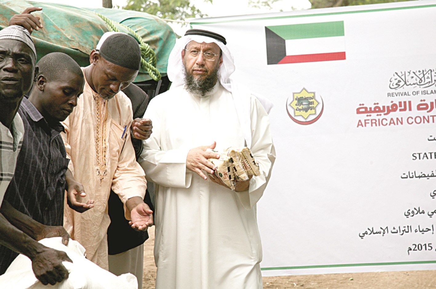 العيناتي خلال توزيع الإغاثات