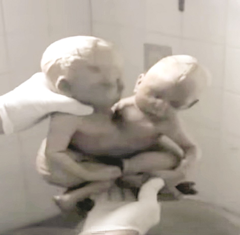 u062cu062bu062au0627 u0627u0644u0637u0641u0644u064au0652u0646 u00abu0627u0644u0645u062du0641u0648u0638u064au0652u0646u00bb u0628u0639u062f u0627u0644u0639u062bu0648u0631 u0639u0644u064au0647u0645u0627