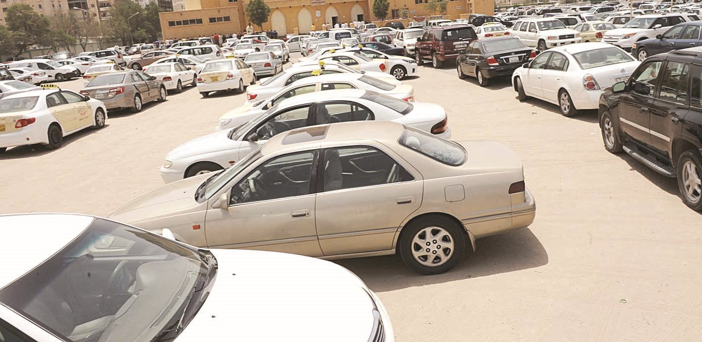 طوابير سيارات تستغل الساحات