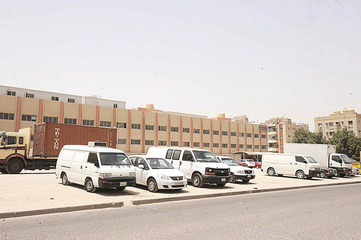 مواقف المدارس والأرصفة تستغل للوقوف (تصوير جلال معوض)