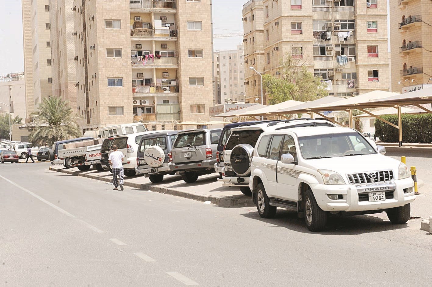 الأرصفة تحولت إلى مواقف للسيارات