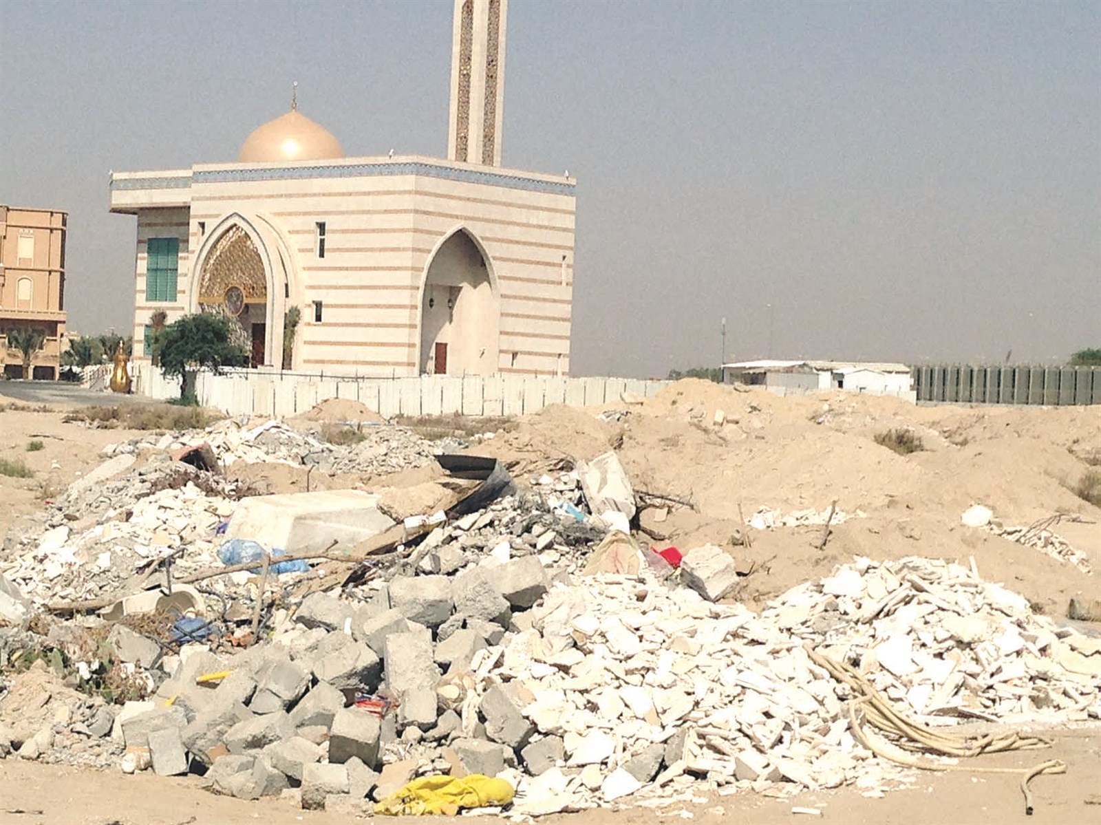 الأنقاض ترمى دون حسيب أو رقيب