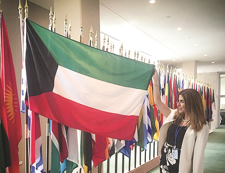 عضو الوفد الزميلة أسرار الأنصاري ترفع علم الكويت في الأمم المتحدة