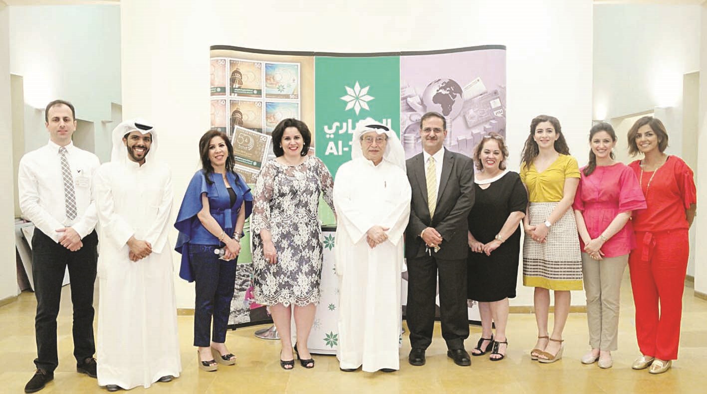 الموسى متوسّطاً الشيخة نوف وأماني الورع وفريق البنك  (تصوير زكريا عطية)