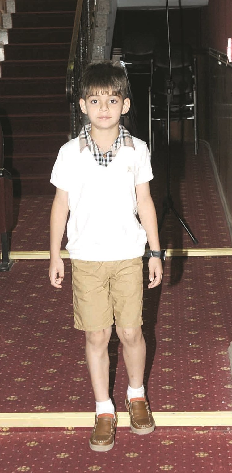 أحد الأطفال يقدم فقرة خلال الندوة