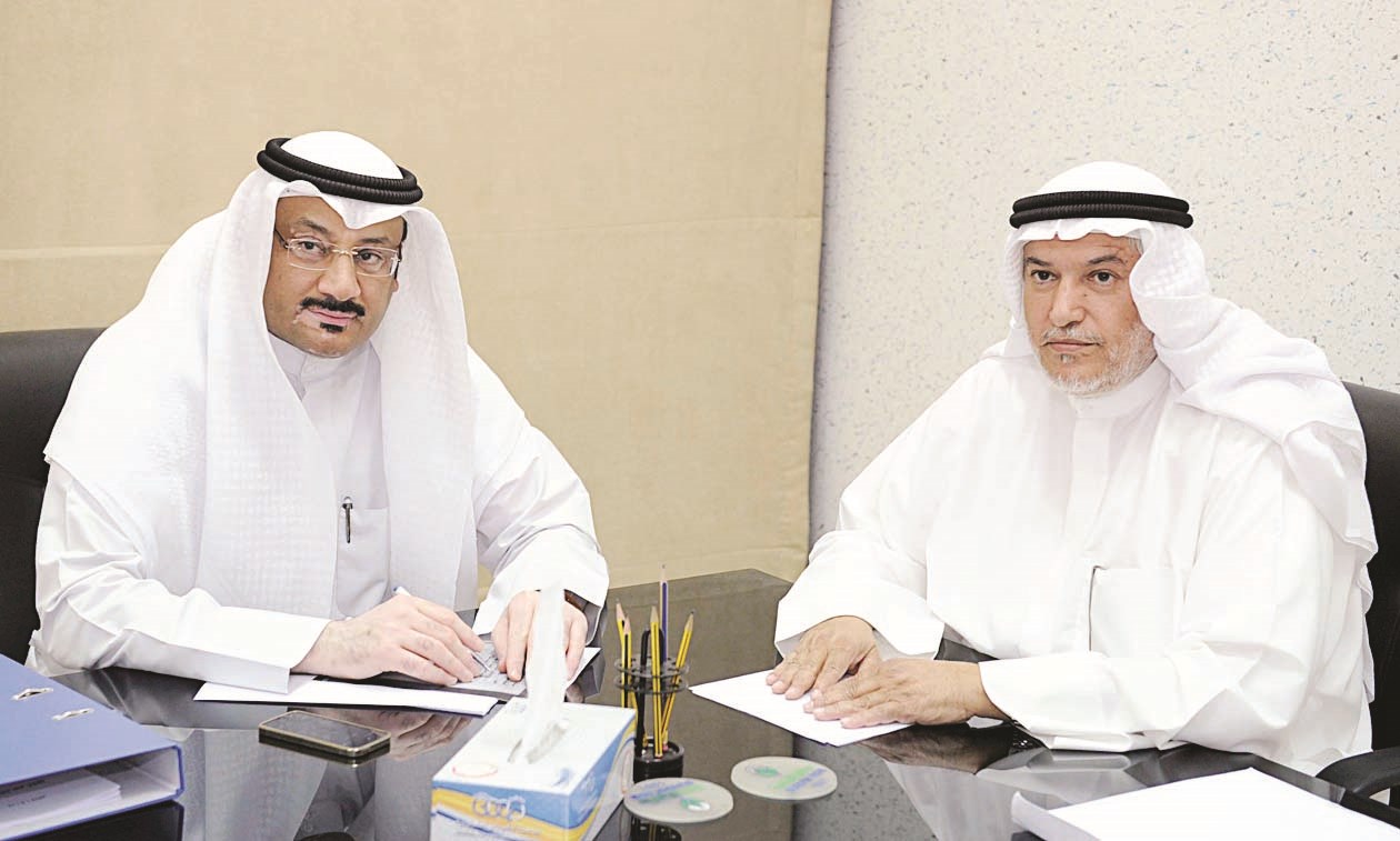 الغيث متحدثاً للزميل ناصر الفرحان   (تصوير نايف العقلة)