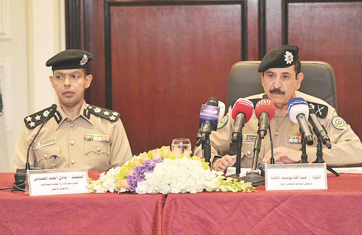 المهنا متحدثاً في المؤتمر إلى جواره الحشاش (تصوير جاسم بارون)