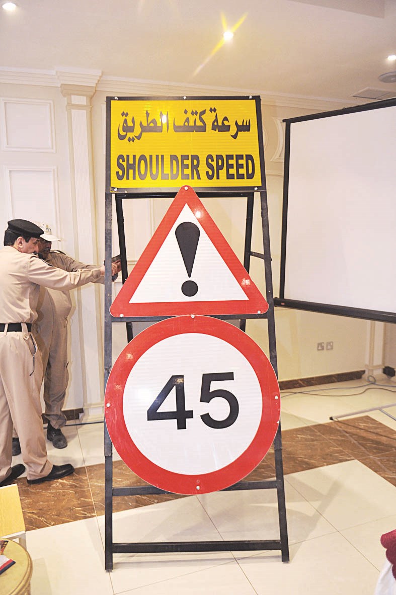 الشارة المرورية التي تشير للسماح بالسير على حارة الطوارئ